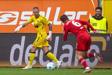 صدق أو لا تصدق.. حارس مرمى بأدوار لاعب خط وسط في ألمانيا (فيديو) 